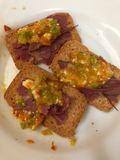 Una foto de Canapés de Pastrami