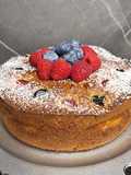 Torta con mele mirtilli e lamponi