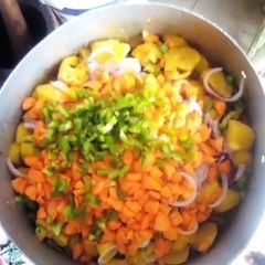 A picture of Irish potatoes and veggies porridge 😋.
