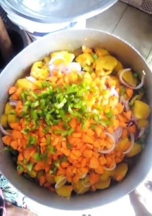 A picture of Irish potatoes and veggies porridge 😋.