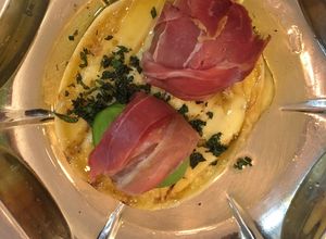 Una foto de Provoleta con palta y jamón