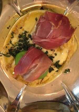 Una foto de Provoleta con palta y jamón