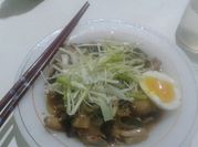 Una foto de ramen vegano