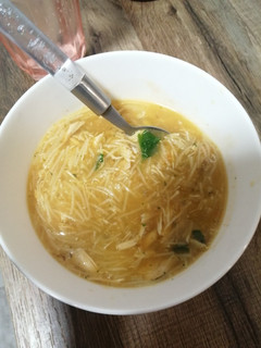 Una foto de Sopa de pollo sabrosa y con pocos ingrendientes