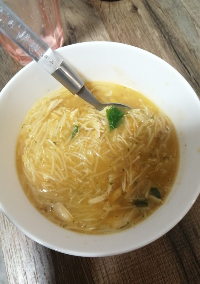 Una foto de Sopa de pollo sabrosa y con pocos ingrendientes