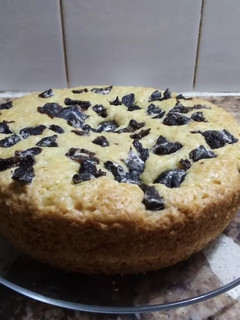 Una foto de Torta vegana de ciruelas confitadas
