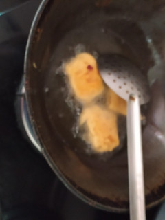 மாங்காய் ஊறுகாய் பிரெட் பஜ்ஜி (Maankaai oorukaai vread bajji recipe in tamil) செய்முறை முக்கிய புகைப்படம்