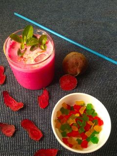 शाही बीटरूट लस्सी (beetroot lassi recipe in marathi) रेसिपी चे मुख्य फोटो