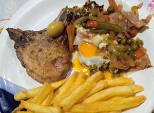 Una foto de Costillas de cerdo con verduras al disco de arado