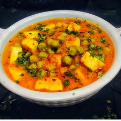A picture of Matar Paneer.
