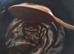 Una foto de Baño de chocolate para decorar tortas