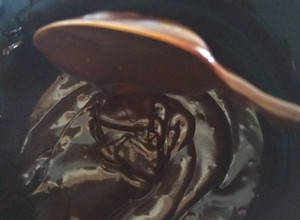 Una foto de Baño de chocolate para decorar tortas