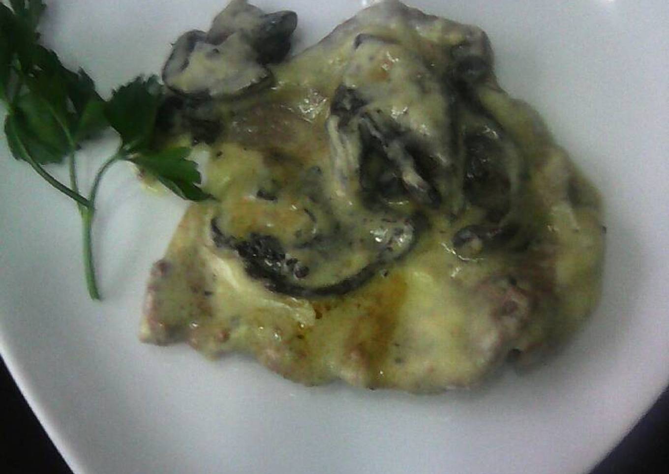 Carne con hongos en salsa bechamel