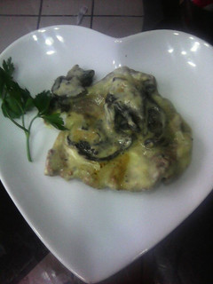 Una foto de Carne con hongos en salsa bechamel