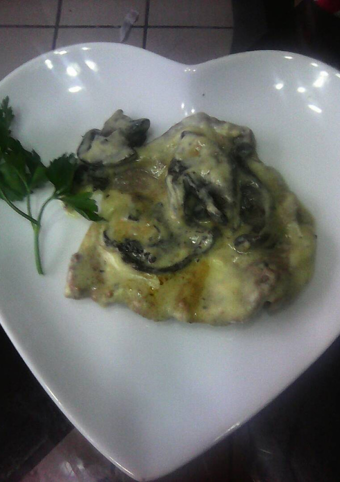 Una foto de Carne con hongos en salsa bechamel