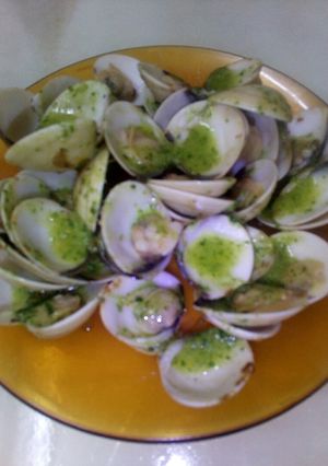 Una foto de Chirlas a la plancha con salsa verde
