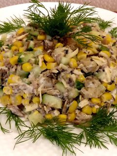 Фото Салат со шпротами на Новый Год! С кукурузой, огурцом, сухариками и сыром.