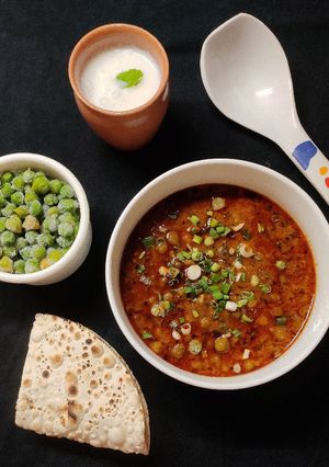 લીલા ચણા નું કાઠિયાવાડી શાક (Lila Chana Kathiyawadi Shak Recipe In Gujarati) રેસીપી મુખ્ય ફોટો