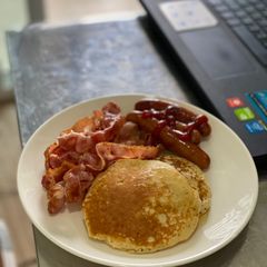 A picture of Easy pancake with crispy bacon.