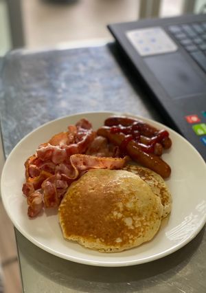 A picture of Easy pancake with crispy bacon.