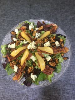 Una foto de Ensalada 🥗 templada de pera 🍐 gorgonzola y beicon 🥓