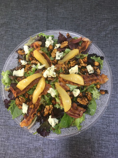 Una foto de Ensalada 🥗 templada de pera 🍐 gorgonzola y beicon 🥓