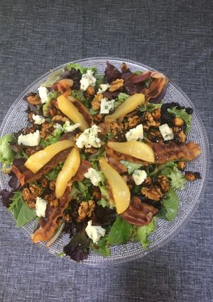 Una foto de Ensalada 🥗 templada de pera 🍐 gorgonzola y beicon 🥓