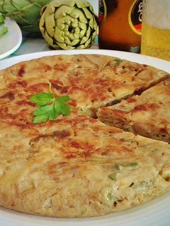 Una foto de Tortilla de bacalao con alcachofas