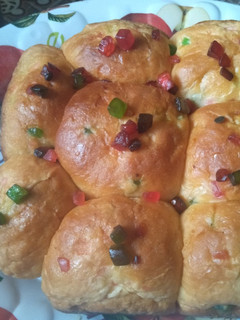 टूटी फ्रूटी पाव (Tutti fruity pav recipe in Hindi) रेसिपी मुख्य फोटो