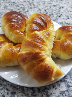 Una foto de Medialunas de manteca con kéfir (masa en panetera)