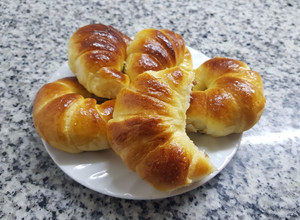Una foto de Medialunas de manteca con kéfir (masa en panetera)
