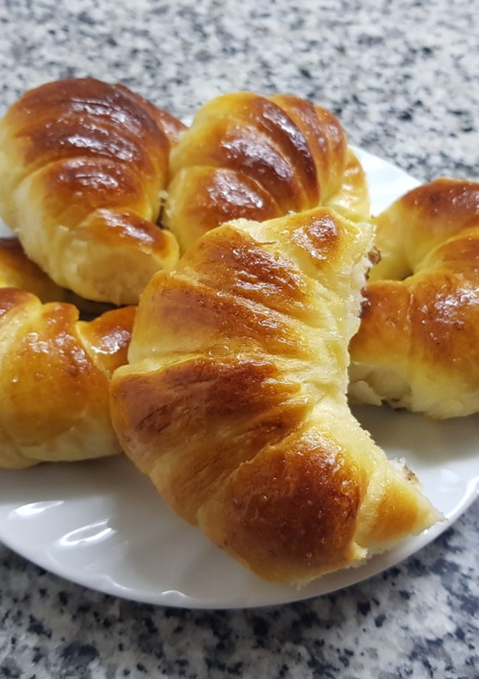 Una foto de Medialunas de manteca con kéfir (masa en panetera)