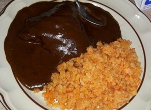 Una foto de Mole doña María acompañado de sopita de arroz roja😋😉