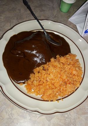 Una foto de Mole doña María acompañado de sopita de arroz roja😋😉