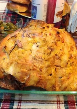 Una foto de Pierna de Cerdo Mechada con Jamón en salsa Chile Guajillo