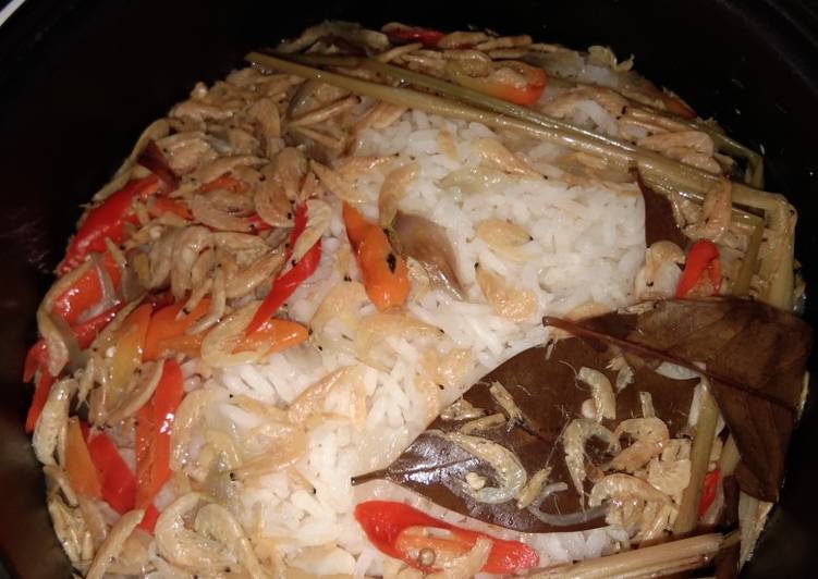 Proses Menyiapkan Nasi liwet Rebon 🍚🦐, Menggugah Selera