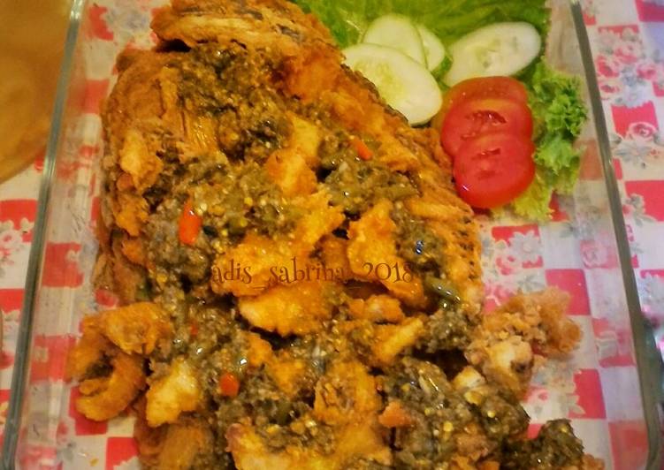 Bagaimana Menyiapkan Goreng gurame lado mudo yang Enak Banget