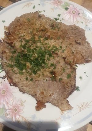 A picture of Veal slices with lemon.