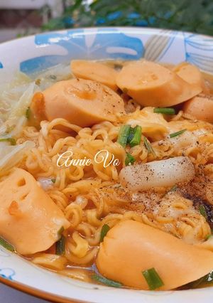 Hình của món Mì tobokki phomai xúc xích heo.