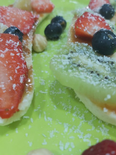 Una foto de Canapés de plátanos🍌🍌🍓🍓