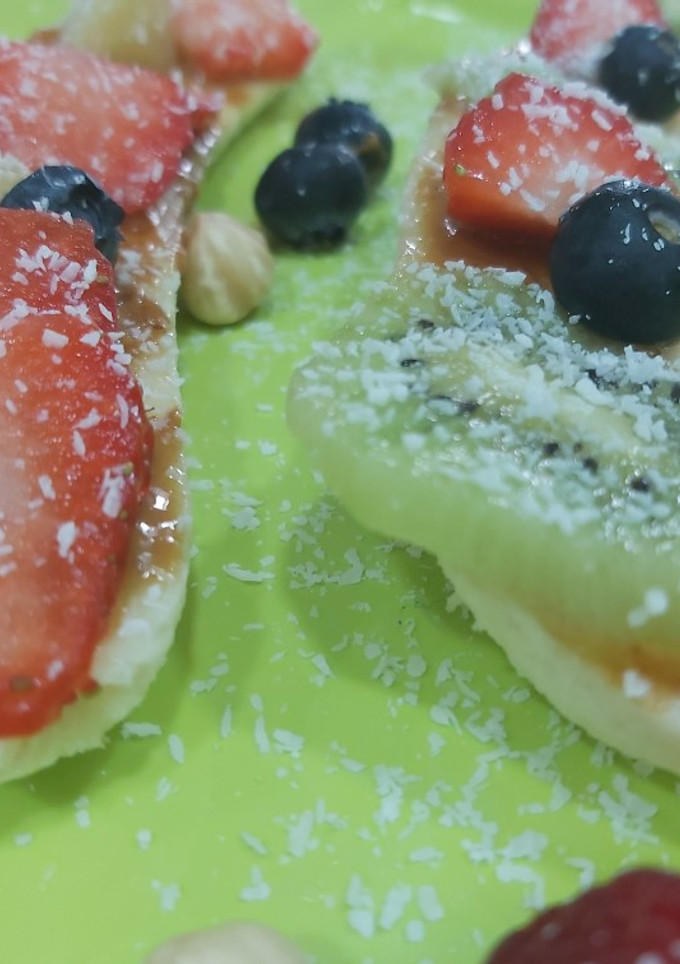 Una foto de Canapés de plátanos🍌🍌🍓🍓
