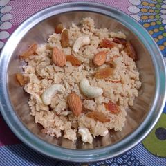 A picture of Daanedar sooji halwa.