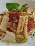 Macarrones con habas y jamón ibérico al pesto de avellanas