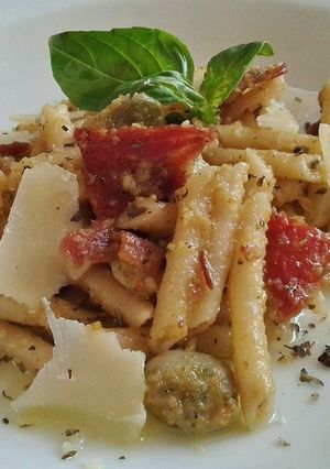 Una foto de Macarrones con habas y jamón ibérico al pesto de avellanas
