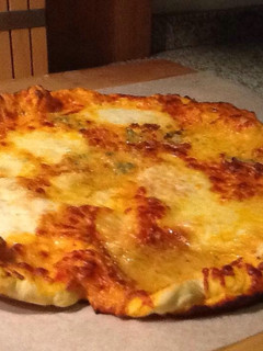 Una foto de Pizza cuatro quesos en sartén