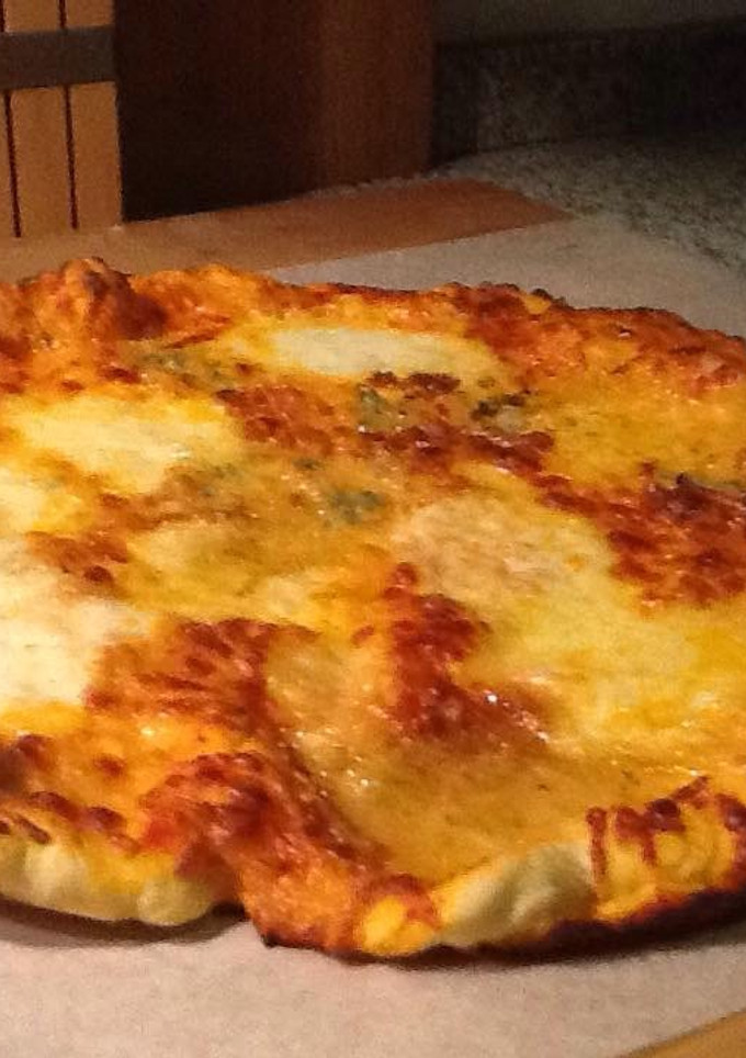 Una foto de Pizza cuatro quesos en sartén