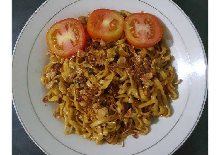 Langkah Mudah untuk Menyiapkan Mie goreng pedas manis 🍲🌶 Anti Gagal