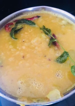 A picture of Green tomato daal.