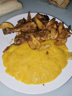 Una foto de Muslos de pollo con puré de verduras y sobre de Maggi