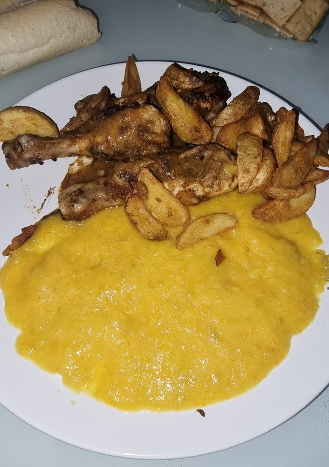 Una foto de Muslos de pollo con puré de verduras y sobre de Maggi